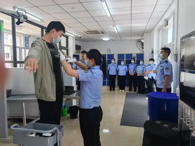 毛晓彤被生父索要5000万赡养费，这钱必须给吗？